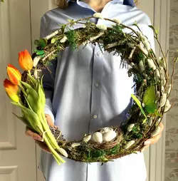 Весенний декоративный венок "Весенняя роскошь" с тюльпанами и котиками 45 см.